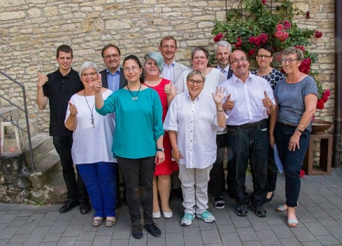 Gruppenfoto als Erinnerung an die feierliche Zertifikatsvergabe; aufgenommen im Innenhof von Wasems Kloster Engelthal in Ingelheim 
© Zoar