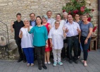 Gruppenfoto als Erinnerung an die feierliche Zertifikatsvergabe; aufgenommen im Innenhof von Wasems Kloster Engelthal in Ingelheim