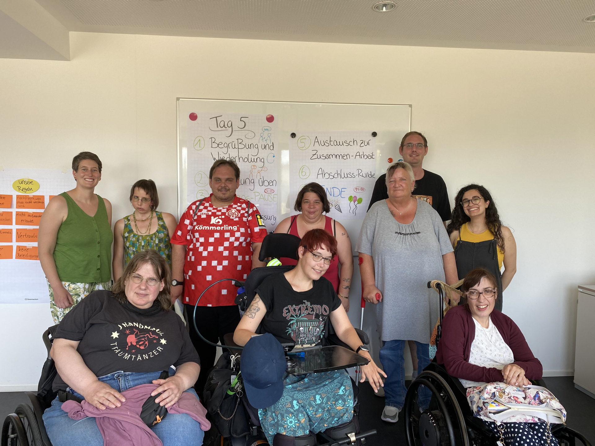 Das Bild zeigt die Gruppe der neu ausgebildeten Peer-Berater*innen in der Liebelle Mainz 
© in.betrieb gGmbH