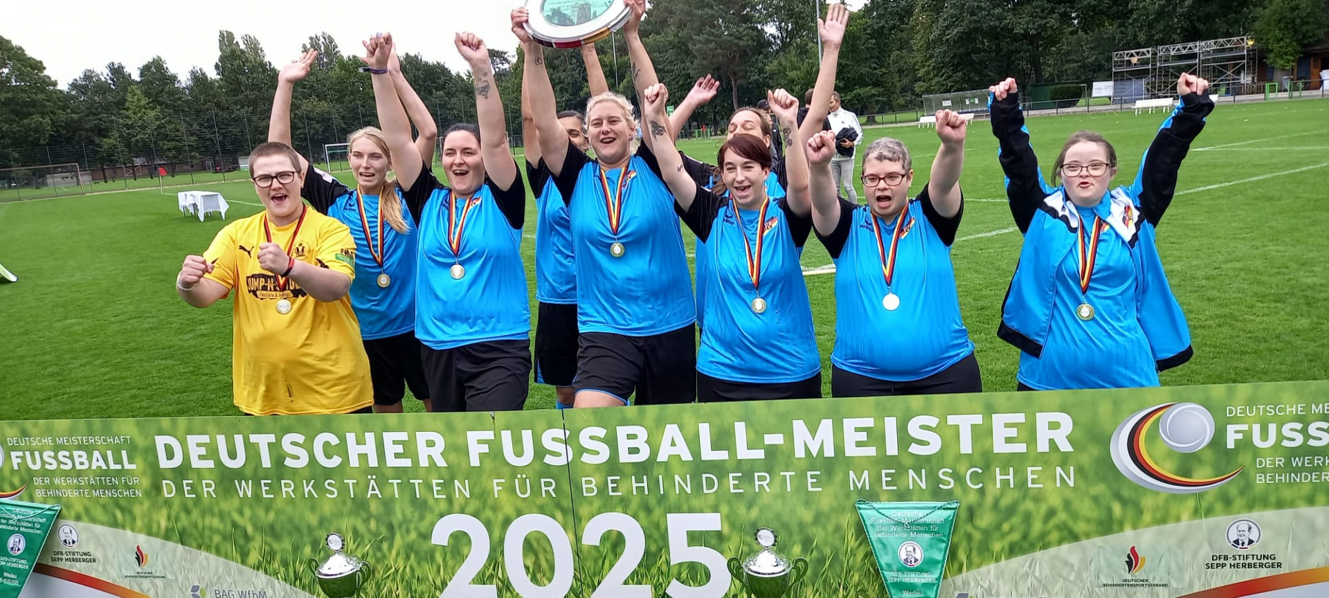 Auf dem Bild ist die Frauenfußballmannschaft jubelnd zu sehen. 
© Heinrich Kimmle Stiftung