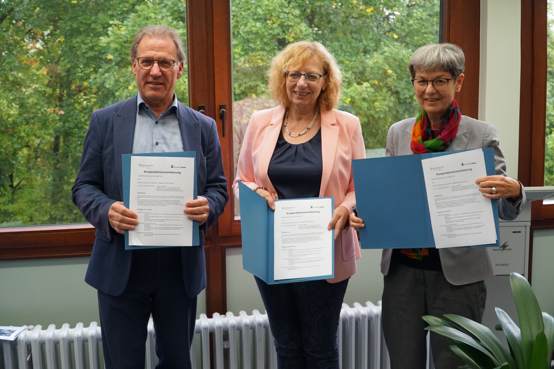Haben gemeinsam eine Kooperationsvereinbarung unterzeichnet: (v.l.) Ferdinand Niesen (Geschäftsführer Unternehmensverbund Westeifel Werke), Heidrun Schulz (Regionaldirektorin Rheinland-Pfalz-Saarland der Bundesagentur für Arbeit), sowie Reinhilde Willems (Vorsitzende der Geschäftsführung der Agentur für Arbeit Trier). 
© Schröder