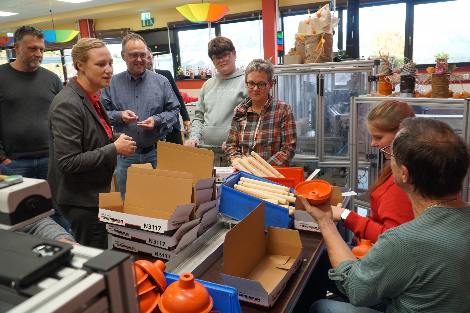 Ministerin Schall besucht eine Arbeitsgruppe der WfbM 
© Westeifel Werke