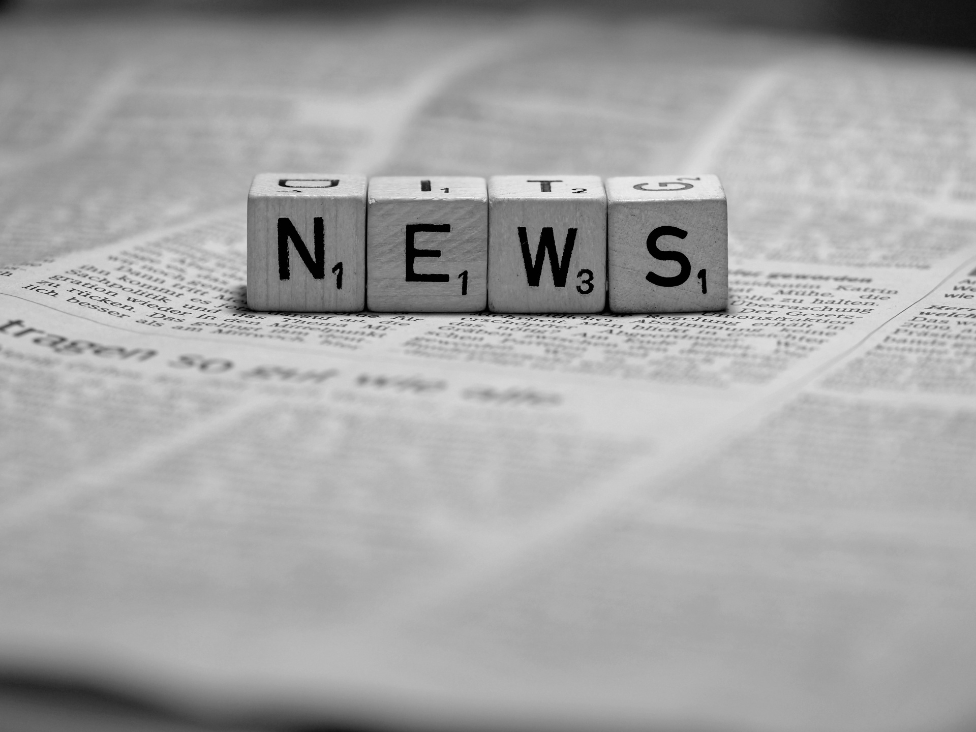 Das Bild zeigt Zeitungen und das in Buchstaben gelegte Word NEWS 
&copy; Pixabay Ralf1403