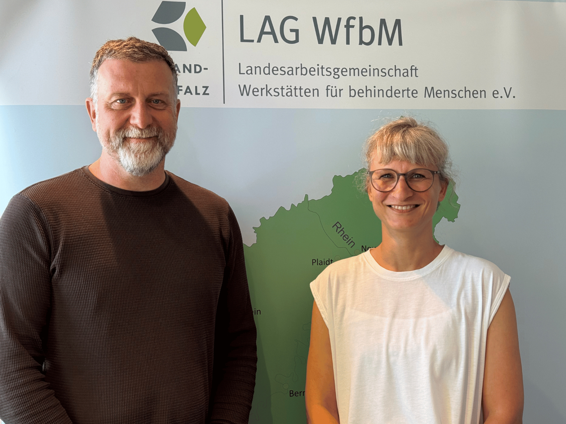 Profilfoto Michael Huber und Sabine Wollstädter. Im Hintergrund eine Landkarte der Werkstätten in Rheinland-Pfalz
© LAG WfbM RLP Profilfoto Michael Huber und Sabine Wollstädter. Im Hintergrund eine Landkarte der Werkstätten in Rheinland-Pfalz
© LAG WfbM RLP