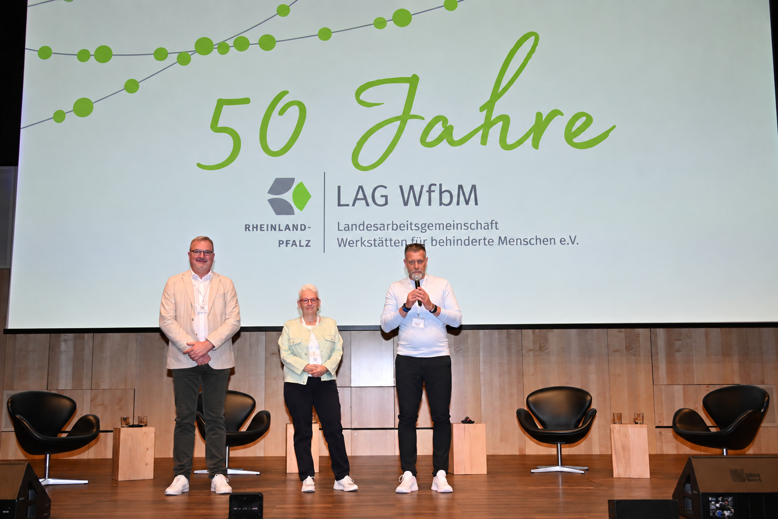 Auf dem Foto sind 3 Personen vor einer großen Leinwand zu sehen.
© Kristina Schäfer Auf dem Foto sind 3 Personen vor einer großen Leinwand zu sehen.
© Kristina Schäfer