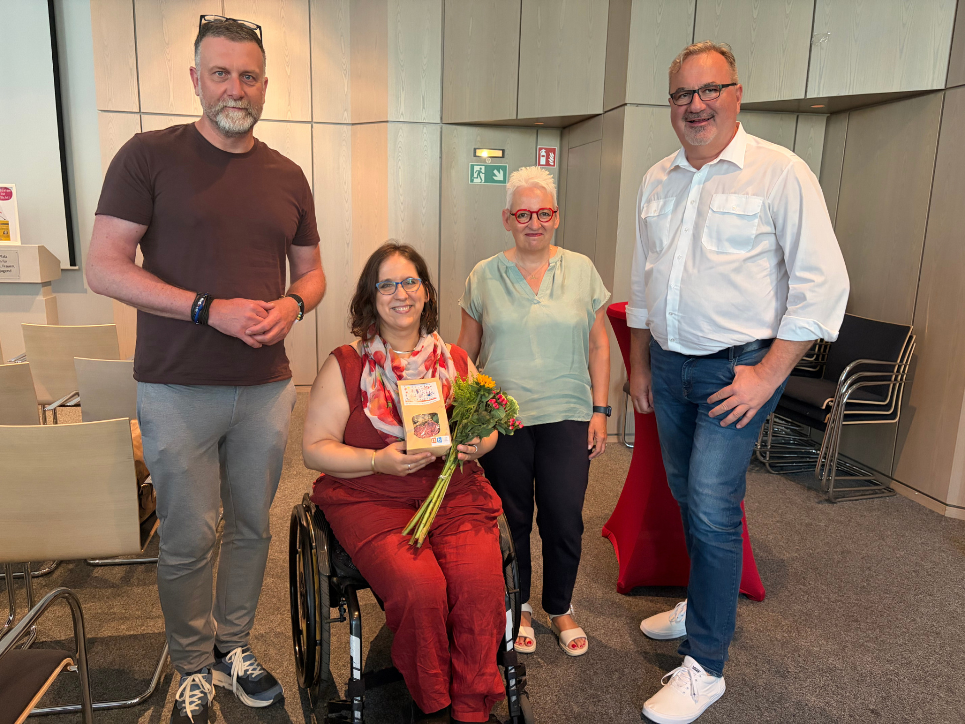 Eine Gruppe von Personen stehen im Halbkreis. In der Mitte eine Frau im Rollstuhl.
© LAG WfbM RLP Eine Gruppe von Personen stehen im Halbkreis. In der Mitte eine Frau im Rollstuhl.
© LAG WfbM RLP